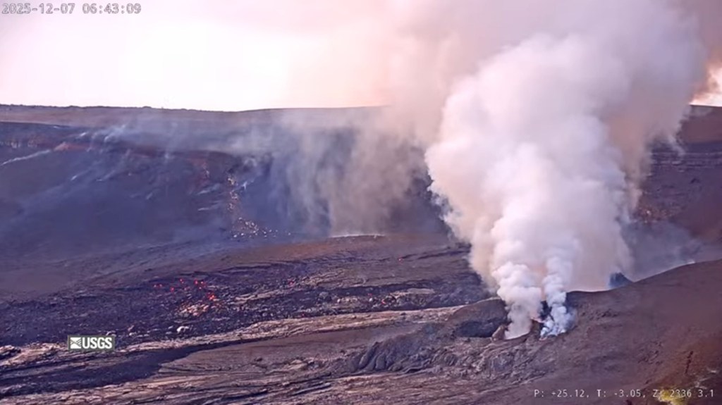 Volcanic eruption in Kīlauea's west Halemaʻumaʻu crater with smoke and lava.