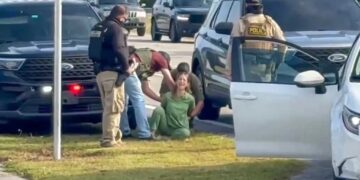 Feds forcibly yank woman in medical scrubs from car as she screams she’s a US citizen