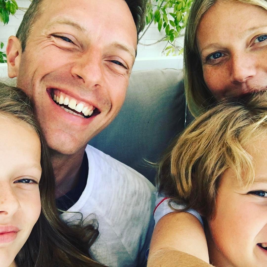 Chris Martin, Gwyneth Paltrow, Apple Martin, and Moses Martin smiling for a selfie.