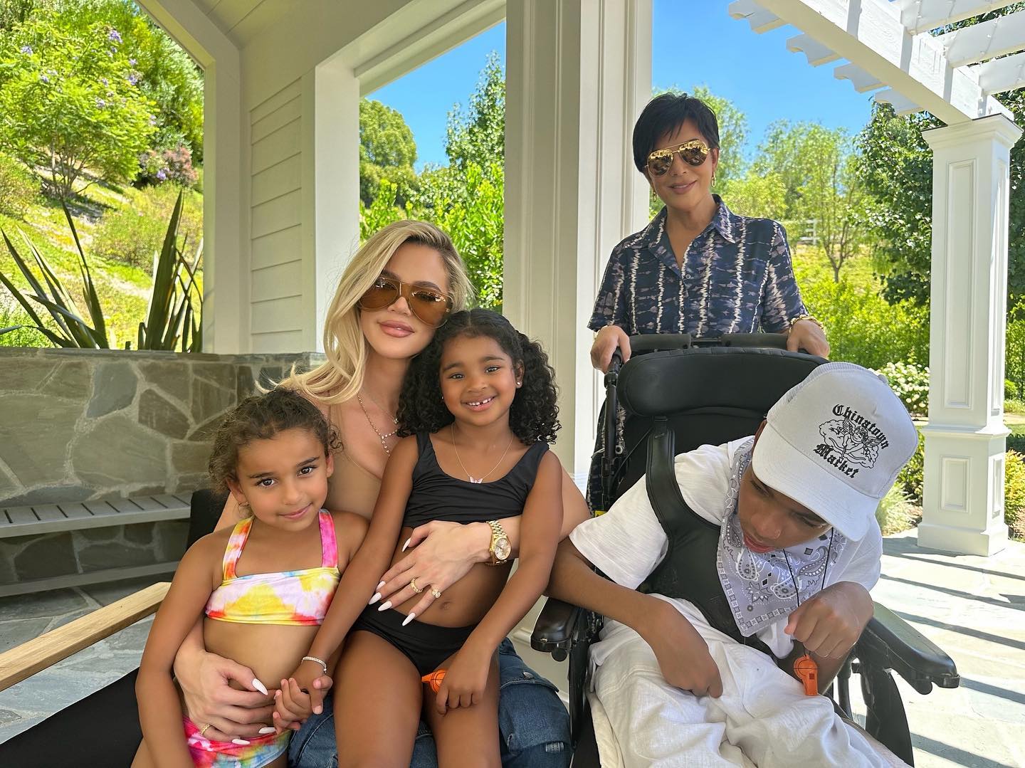 Khloe Kardashian, Kris Jenner, Amari Thompson, True Thompson, and another child pose for a photo.