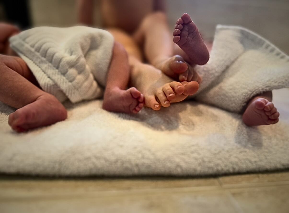Amber Heard's twins' feet.