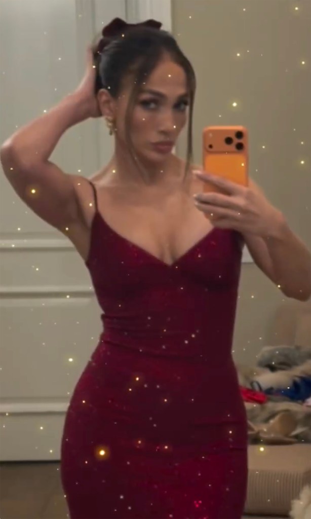 While some poked fun at the warped pic and crowned her the “Xmas flopqueen”, others took the time to warn the star that she doesn’t need to add any filters to her images because she’s beautiful as is.