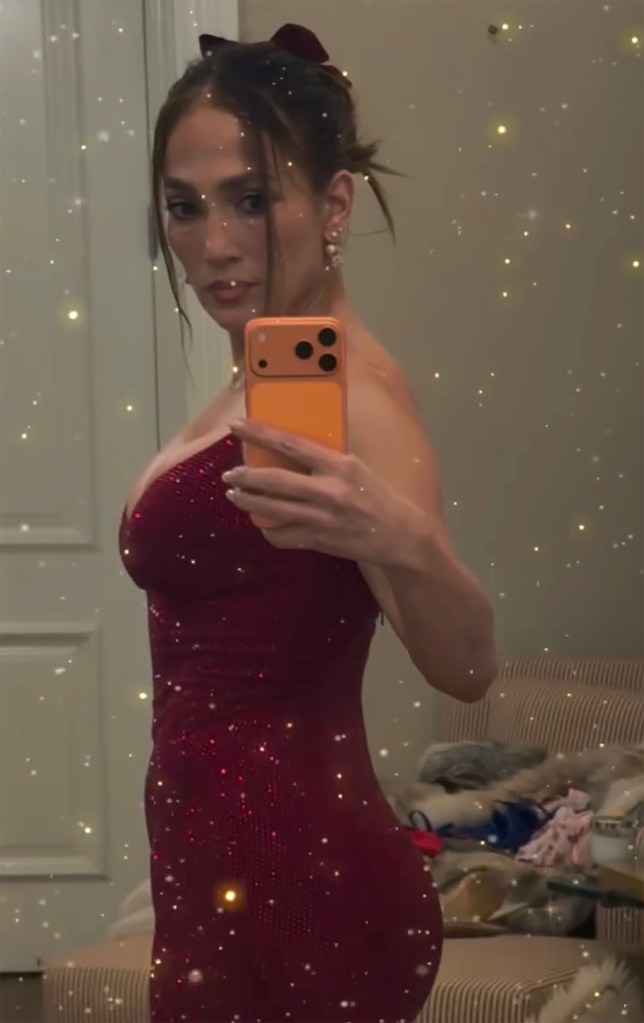 She completed the look with semi-natural make-up, her hair pulled back with a matching sparkly bow and some blingy jewels.