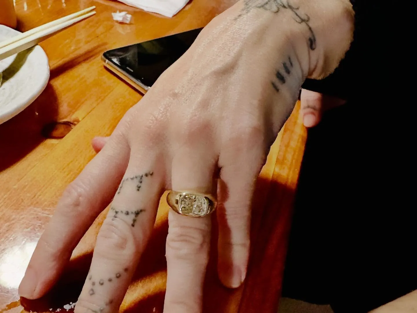 Miley Cyrus showing off her engagement ring