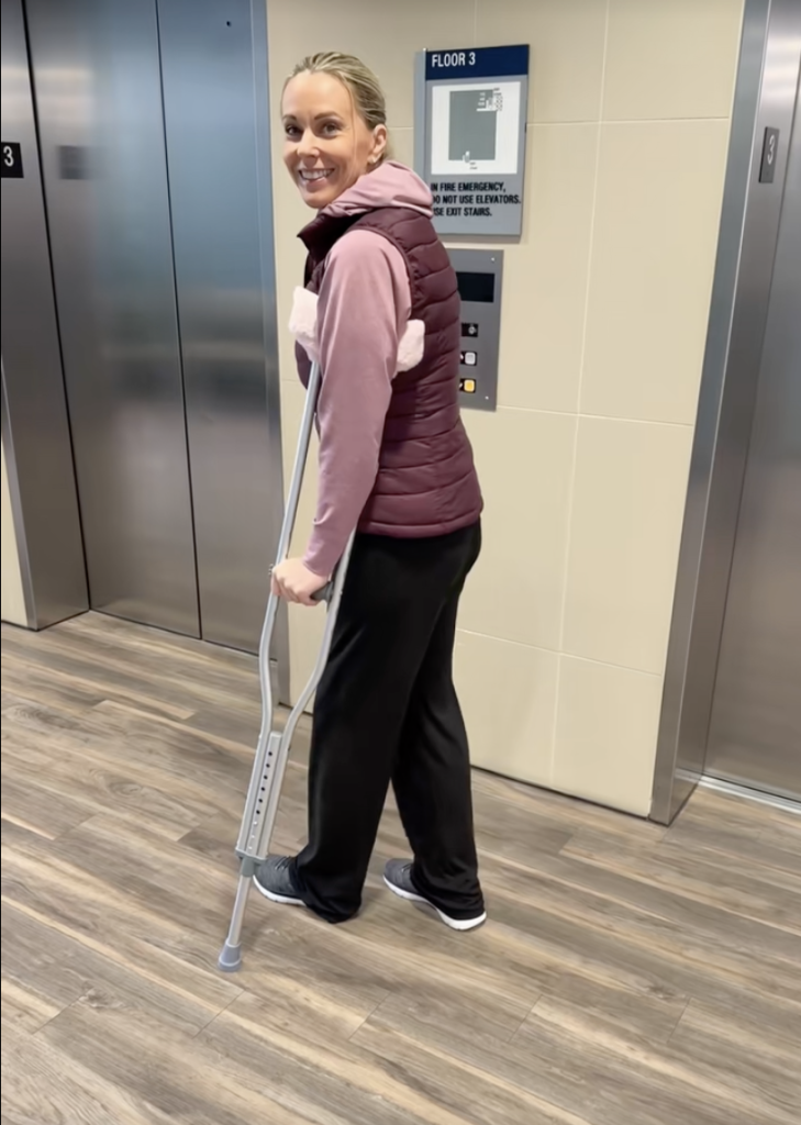 Kate Gosselin walking with crutches after a leg injury.
