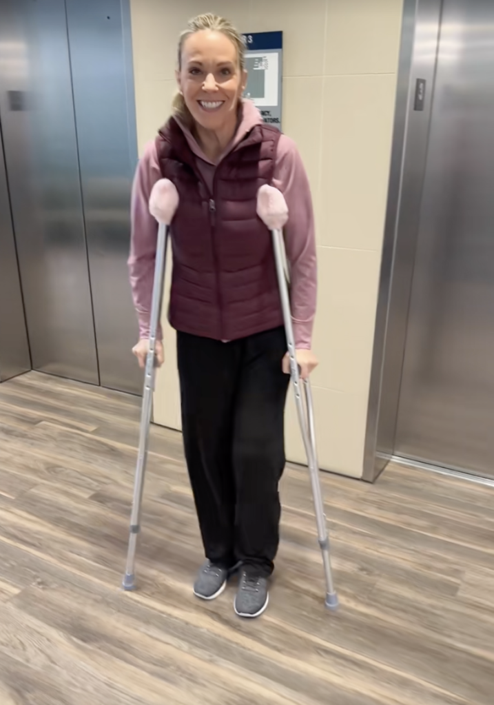 Kate Gosselin walking with crutches after a leg injury.