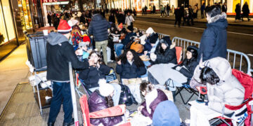 As They Wait (and Wait) for ‘S.N.L.’ Tickets, These Fans Become Friends