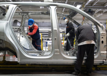 U.S. Automakers’ Foreign Troubles Now Extend to Canada