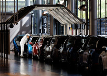 Volkswagen Suffers More Than Rivals From Auto Industry Woes