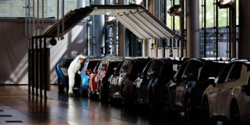 Volkswagen Suffers More Than Rivals From Auto Industry Woes