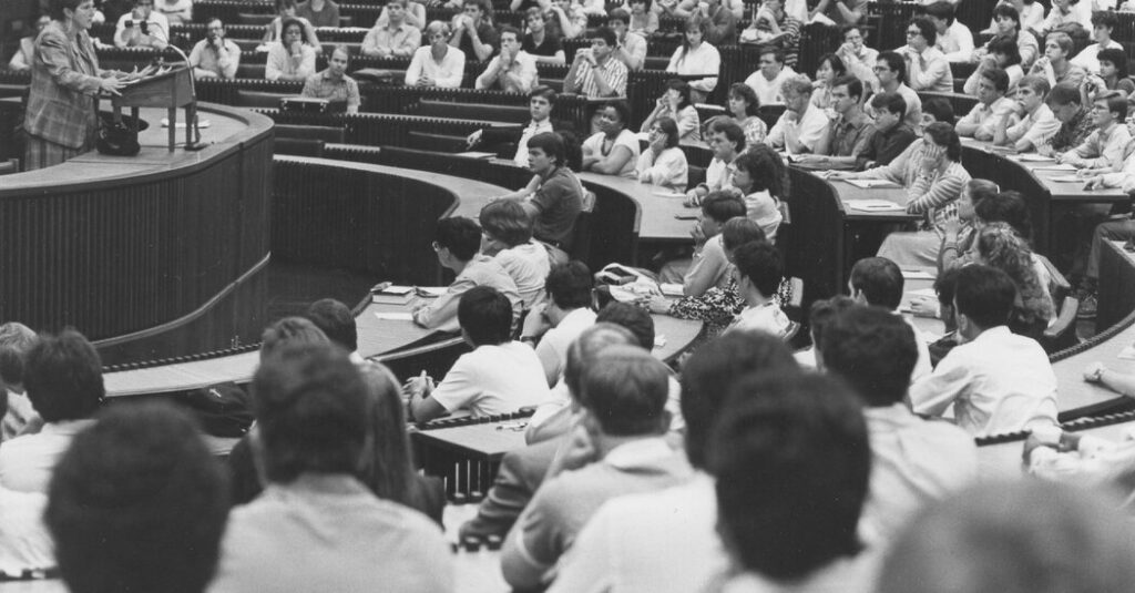 Barbara Aronstein Black, a First as a Law School Dean, Dies at 92