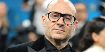 Saks C.E.O. Steps Down as Company Struggles to Pay Down Debt