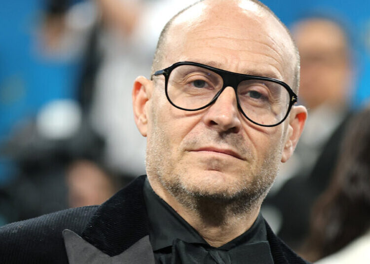 Saks C.E.O. Steps Down as Company Struggles to Pay Down Debt