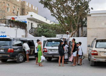 Hundreds of Tourists on Yemeni Island Caught Up in Saudi-U.A.E. Rift