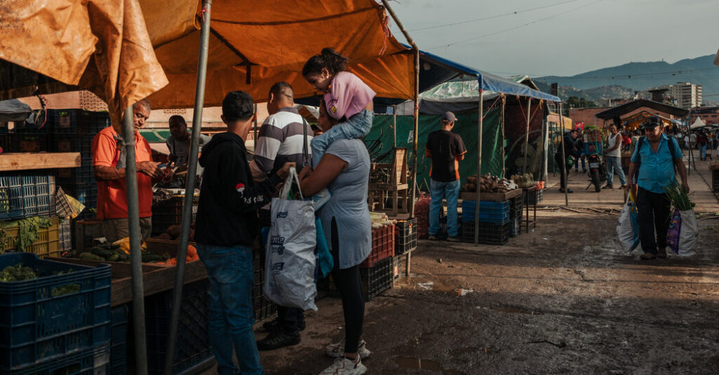 A Majority of Venezuelans Struggle to Pay for Food, Poll Shows