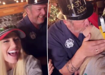Gwen Stefani shares steamy kiss with Blake Shelton after divorce speculation