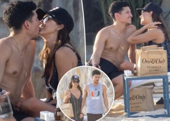 Jessica Alba and Danny Ramirez share passionate kiss on steamy Mexico vacation