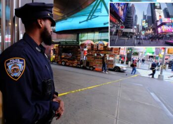 Man slashed in face, stabbed in back in Times Square, police say