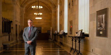 Top Fed Official Conveys Little Urgency for Immediate Rate Cuts