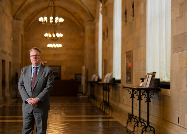 Top Fed Official Conveys Little Urgency for Immediate Rate Cuts