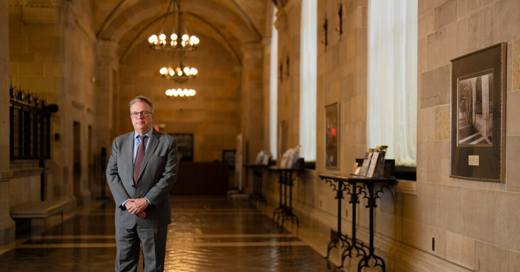 Top Fed Official Conveys Little Urgency for Immediate Rate Cuts