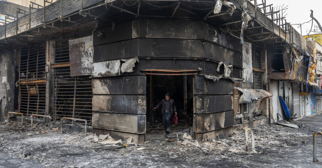 Trump Urges Iranians to Keep Up Antigovernment Protests