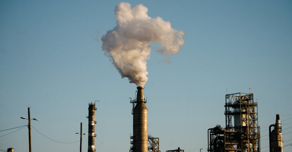 U.S. Refiners to Profit as Trump Asserts Control Over Venezuelan Oil