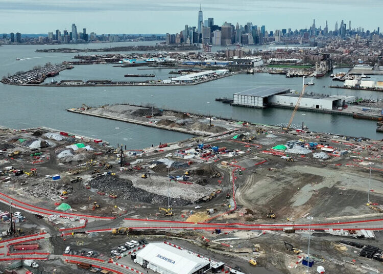 In a Setback for Trump, Judge Says N.Y. Wind Farm Can Resume Construction