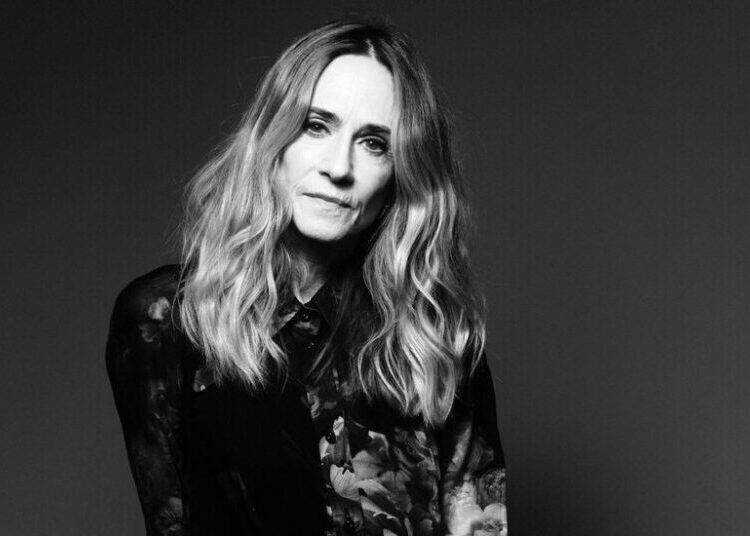 Holly Hunter Reaches for the Stars