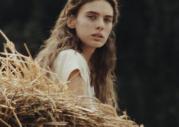 ‘Sound of Falling’ Review: A Fortress of Feminine Mysteries