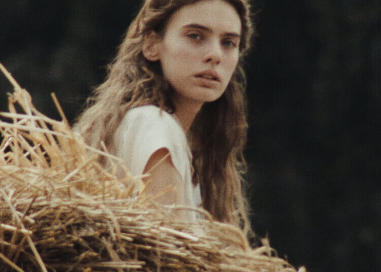 ‘Sound of Falling’ Review: A Fortress of Feminine Mysteries