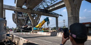 Crane Collapses on Expressway Outside Bangkok, Killing at Least 2