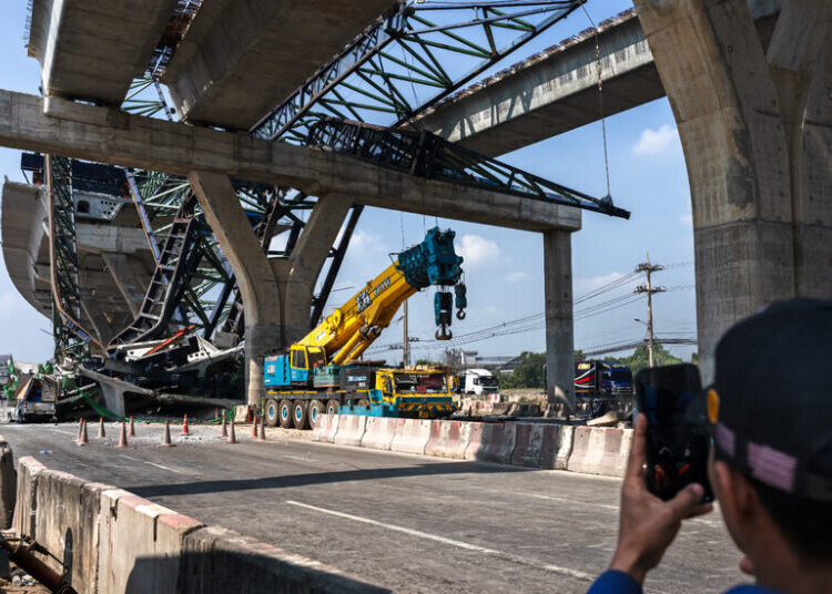 Crane Collapses on Expressway Outside Bangkok, Killing at Least 2