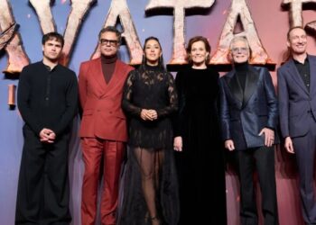 ‘Avatar’ notches third straight week in first place, crossing $1 billion worldwide