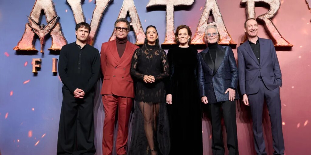 ‘Avatar’ notches third straight week in first place, crossing $1 billion worldwide