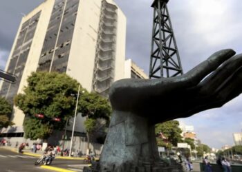 Trump tells NBC U.S. may reimburse firms for Venezuela oil efforts