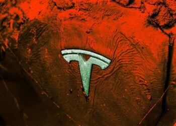 Tesla Accused of Killing Family, Plus Their Dog, by Steering Vehicle Head-on Into Oncoming Semi-Truck