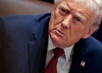 ‘I ain’t reading all that’: Rebel Republican laughs as Trump discharges rambling attack