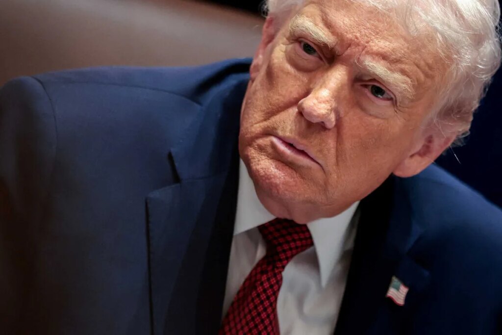 ‘I ain’t reading all that’: Rebel Republican laughs as Trump discharges rambling attack