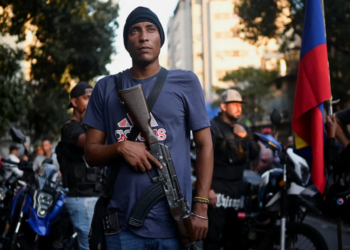‘Things don’t look great’: Chaos as armed gangs terrorize Caracas  streets after invasion