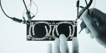 Instant Bifocals: New Glasses Can Change Their Prescription on the Fly Depending on What You’re Looking At 