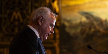 Tim Walz insists Minnesota has a role to play in investigating fatal shooting of a U.S. citizen by ICE