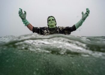 Photos of the Week: Icy Hearts, Warm Beach, Raging Fire