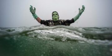 Photos of the Week: Icy Hearts, Warm Beach, Raging Fire