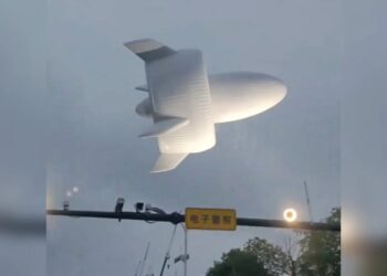 Behold This Massive Airborne Wind Turbine Hovering Over China