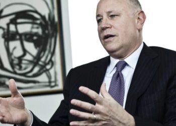 Meet the self-made billionaire who bought a nearly bankrupt company off Warren Buffett for $1,000 and turned it into a $98 billion giant