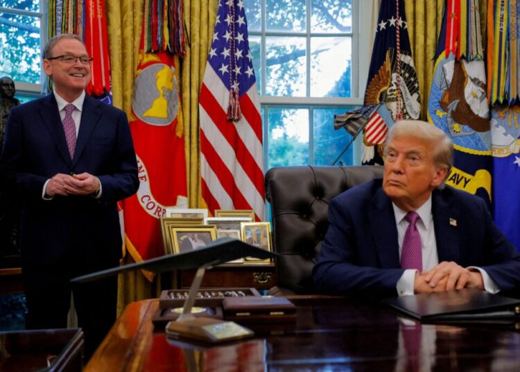 Trump signals Hassett may stay at White House, reshaping Fed chair race