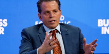 Anthony Scaramucci thinks Trump’s ‘hard-left’ move to cap credit-card fees is because he’s ‘texting back and forth with Mayor Mamdani’