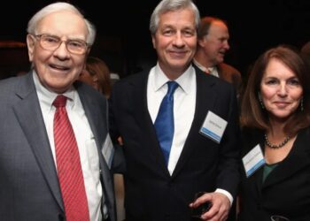 When Jamie Dimon poached a top Berkshire exec, he called Warren Buffett, who said ‘If he’s going anywhere, at least he’s going to you’