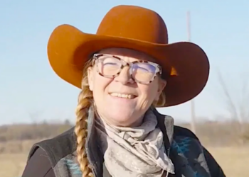 Trump-voting Iowa farmer tells CNN Dems may be winning her over